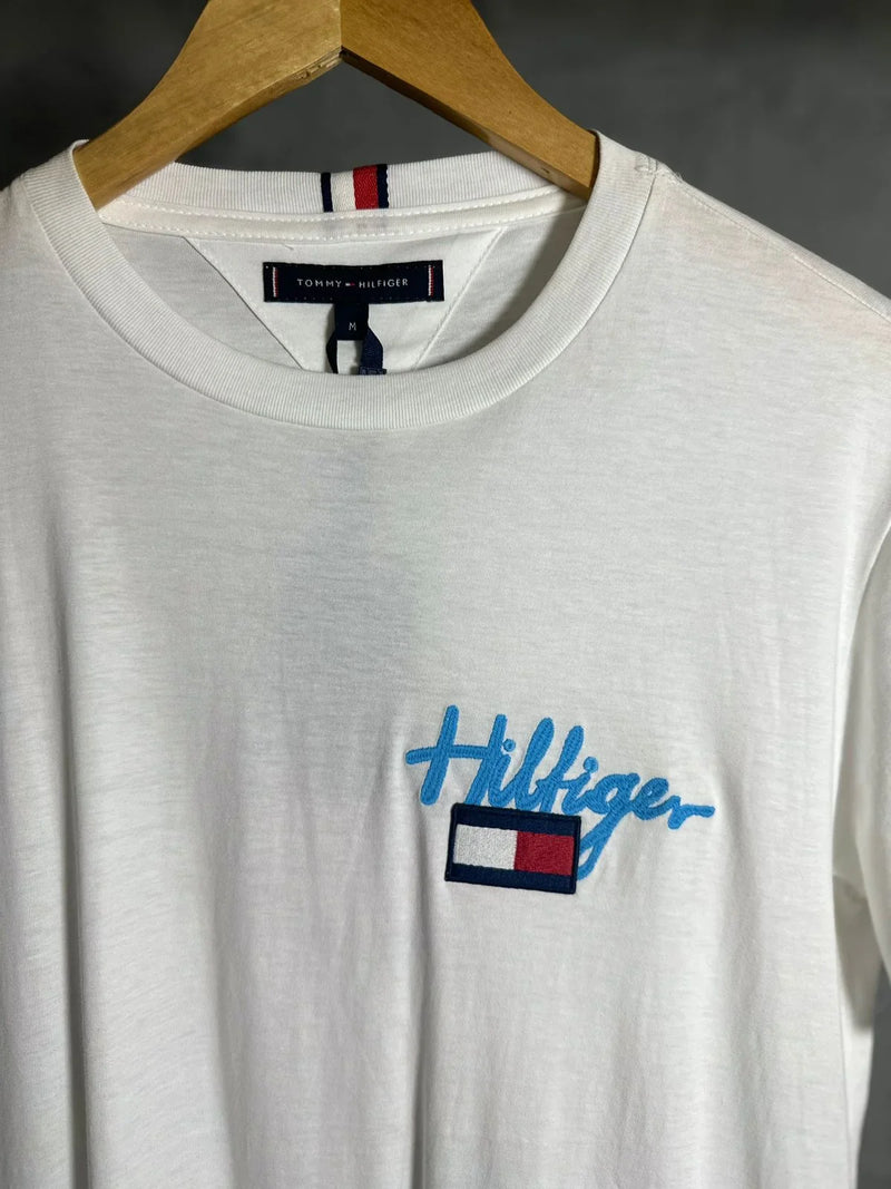 CAMISETA TOMMY HILFIGER ESTAMPA COM HILFIGER E BANDEIRA