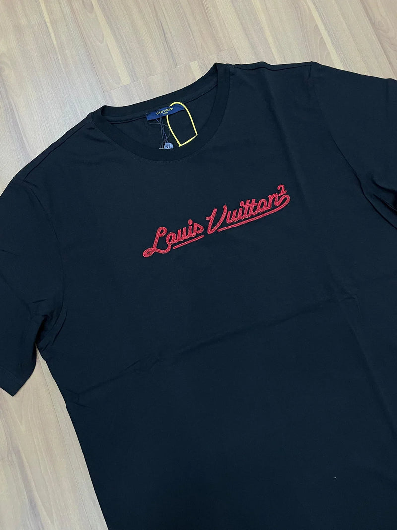 CAMISETA LOUIS VUITTON COM ESTAMPA LV2 BORDADA