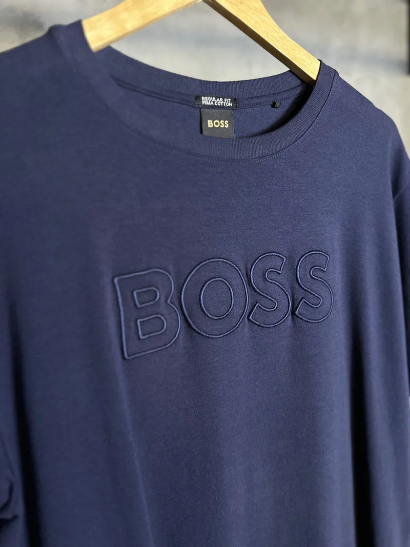 CAMISETA BOSS LOGO BORDADO NO CENTRO TOM SOBRE TOM