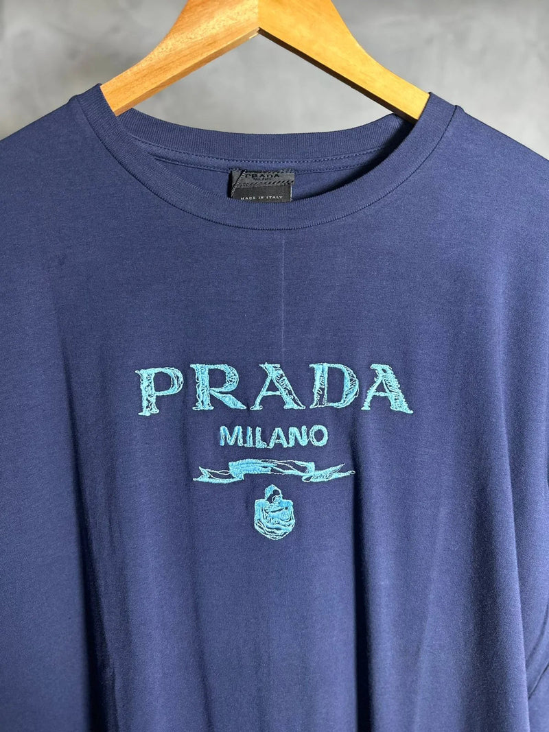 CAMISETA PRADA MILANO ESTAMPA BORDADA