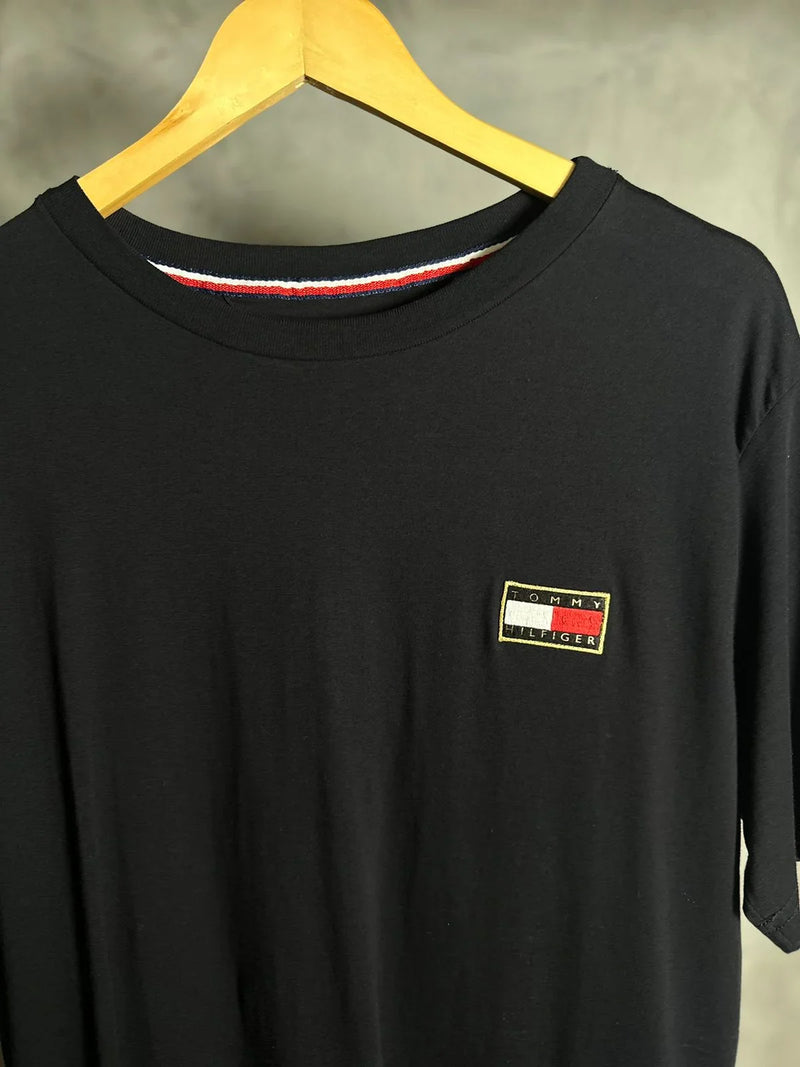 CAMISETA TOMMY HILFIGER ESTAMPA BORDADA NO PEITO