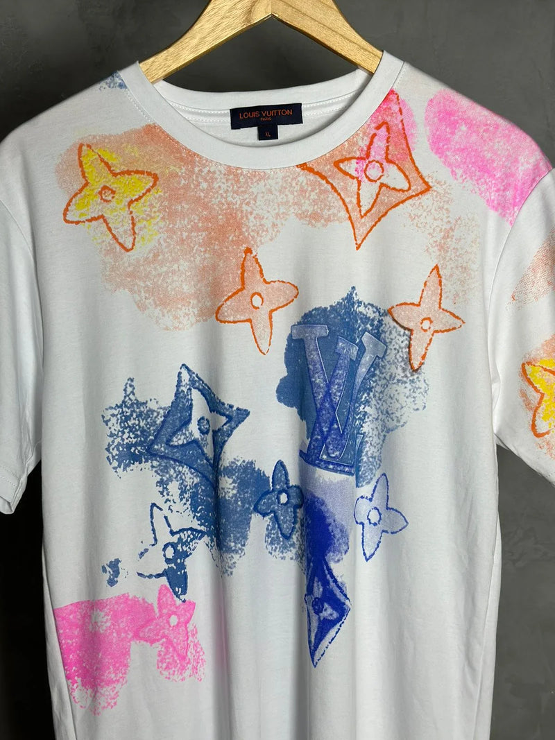 CAMISETA LOUIS VUITTON COM ESTAMPA COLORIDA