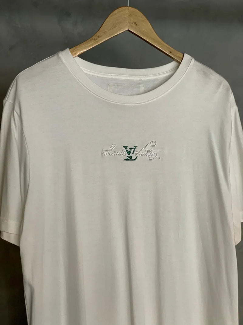 CAMISETA LOUIS VUITTON COM ESCRITA PEQUENAA E BORDADA