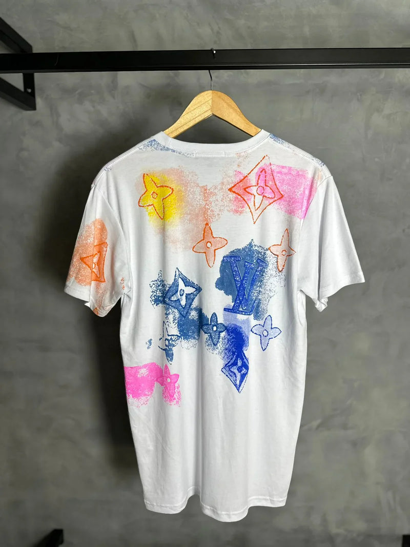 CAMISETA LOUIS VUITTON COM ESTAMPA COLORIDA