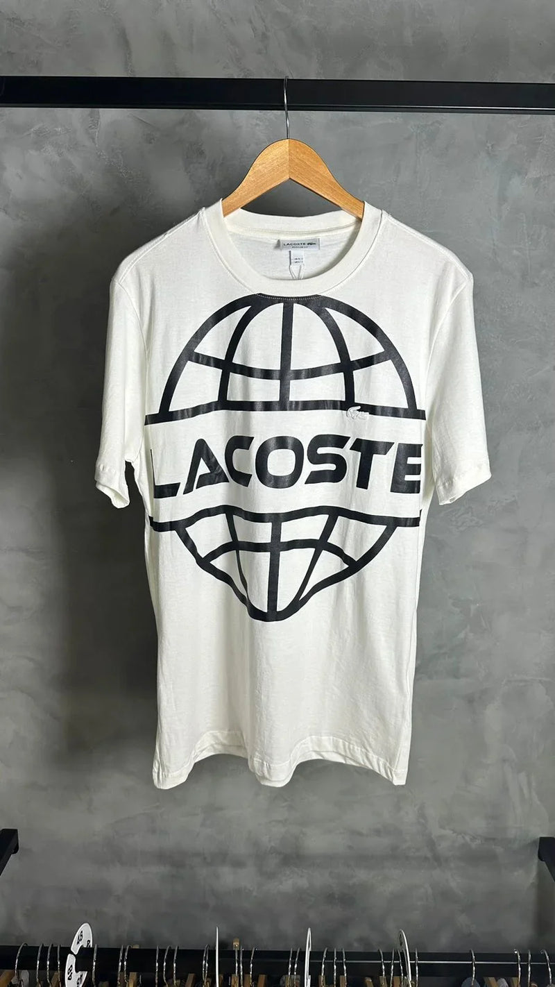 CAMISETA LACOSTE COM ESTAMPA DE PLANETA