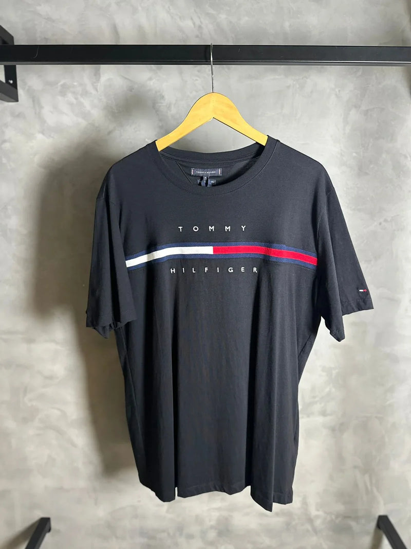 CAMISETA TOMMY HILFIGER COM FAIXA CLASSICA