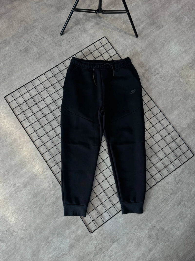 CALÇA NIKE TECH FLEECE